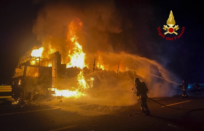 Camion carico di lavatrici in fiamme sull’A4, traffico bloccato tra Vicenza e Montecchio