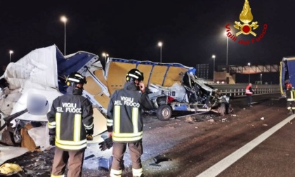 Tamponamento tra un furgone e un camion lungo la Pedemontana, un ferito