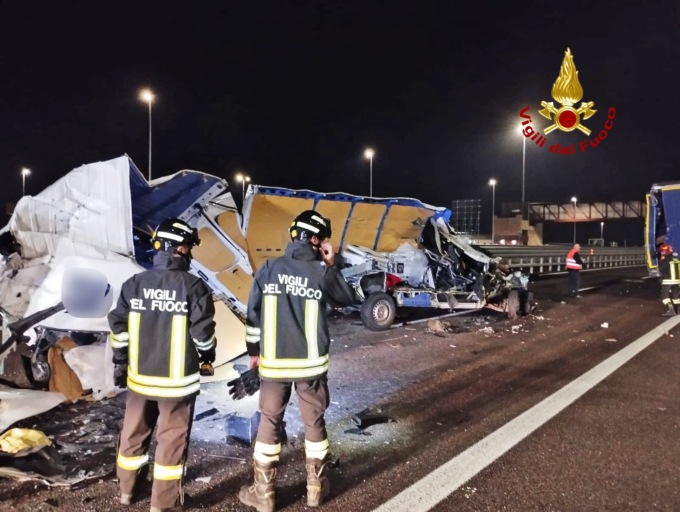 Tamponamento tra un furgone e un camion lungo la Pedemontana, un ferito