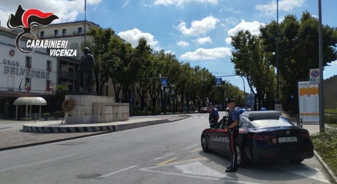 75enne alla guida di un camion va a scontrarsi con un’auto, positivo all’alcoltest e patente ritirata