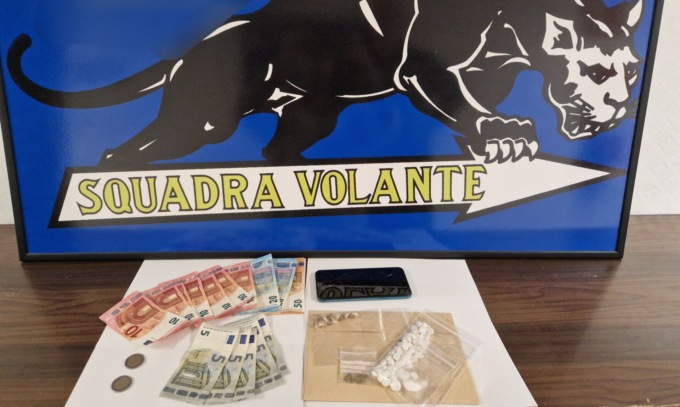 Si disfa delle dosi di cocaina ed eroina e poi scappa, pusher 31enne arrestato in Campo Marzio