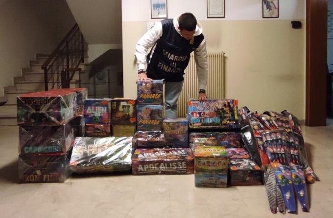 In garage nasconde più di 32 kg di fuochi d’artificio illegali