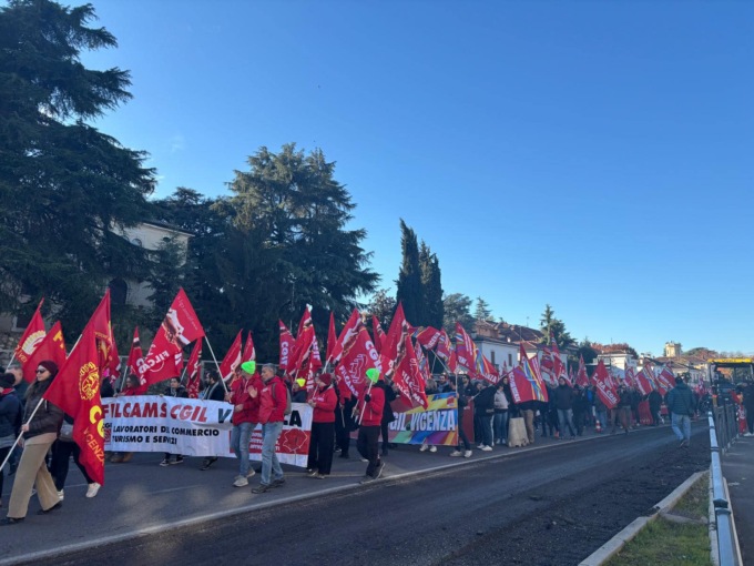Sciopero generale, in 2mila sfilano per le strade di Vicenza contro la manovra economica