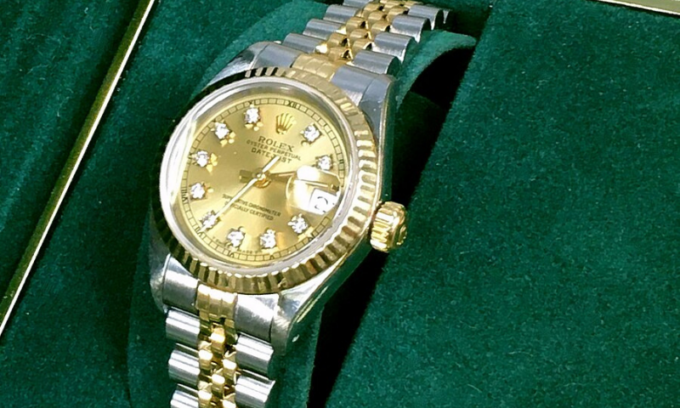 Vende il suo Rolex d’oro ma lo pagano con banconote false, bassanese truffato da una famiglia rodigina