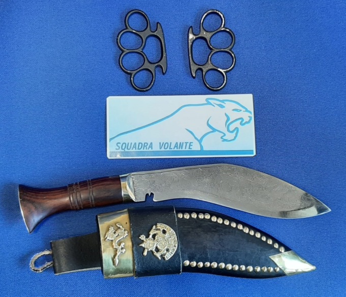 Visto per strada con un coltello di 34 centimetri, si giustifica: “Sono appassionato di Tai Chi e stavo provando alcune mosse”