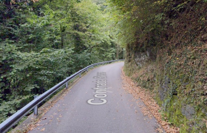 Auto precipita per 50 metri in una scarpata, 86enne si salva per miracolo