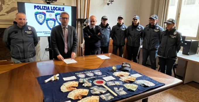 Pusher 35enne spacciava alla fermata del bus: in casa un deposito di cocaina, crack ed eroina