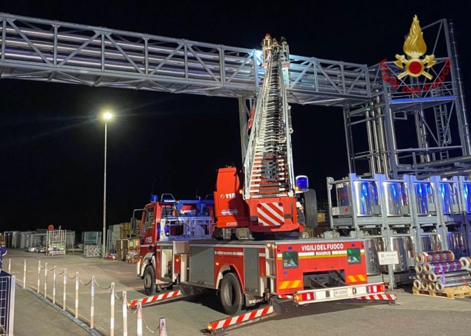 Principio d’incendio in una ditta di imballaggi, a fuoco la flangia di una conduttura esterna