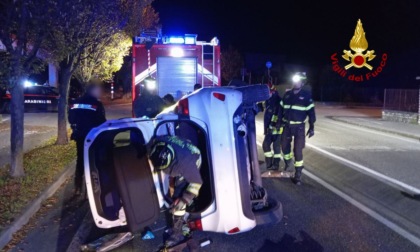 Ford Fiesta si ribalta su un lato nella notte, ferite due passeggere