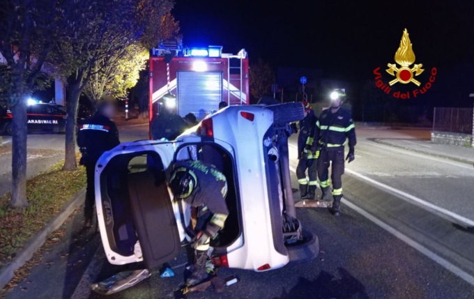Ford Fiesta si ribalta su un lato nella notte, ferite due passeggere