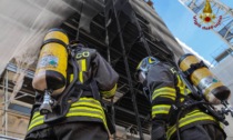 Incendio al cantiere San Bortolo 2, le fiamme bruciano la rete di protezione dell'impalcatura