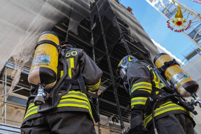 Incendio al cantiere San Bortolo 2, le fiamme bruciano la rete di protezione dell’impalcatura