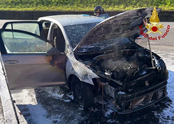 Golf in fiamme ad Arzignano: la conducente riesce a salvarsi in tempo