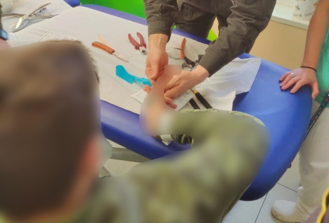 Ragazzino si infila un anello, ma è troppo stretto: per toglierlo deve farsi aiutare… dai vigili del fuoco