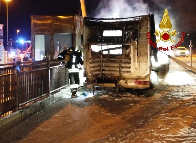 Camper in fiamme al casello di Bassano Ovest: paura sulla SPV, ma la famiglia si salva