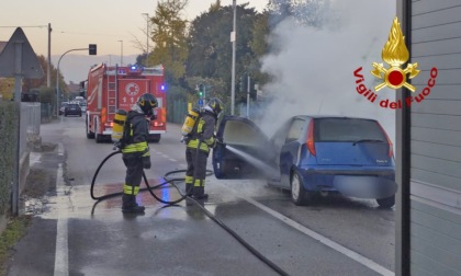 Due Fiat Punto si scontrano a Rossano Veneto: un'auto va a fuoco, ma non ci sono feriti