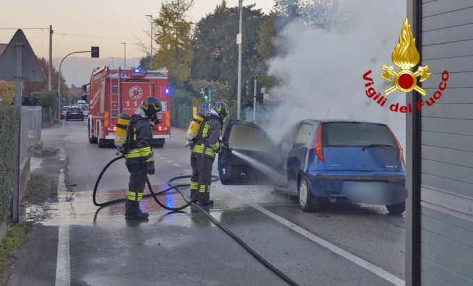 Due Fiat Punto si scontrano a Rossano Veneto: un’auto va a fuoco, ma non ci sono feriti