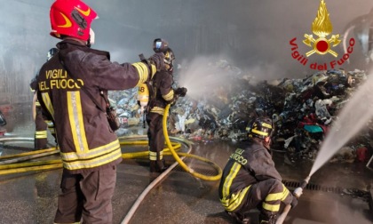 Incendio al deposito di rifiuti Via Monte Crocetta: in corso le operazioni di spegnimento