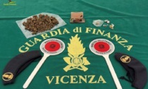 Fermati per un controllo, nascondevano nelle tasche hashish, marijuana e cocaina