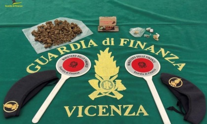 Fermati per un controllo, nascondevano nelle tasche hashish, marijuana e cocaina