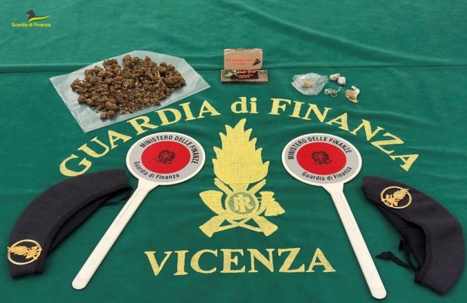 Fermati per un controllo, nascondevano nelle tasche hashish, marijuana e cocaina