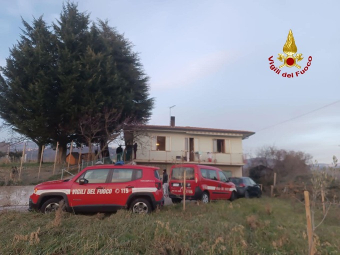 Trovato un corpo carbonizzato dopo l’incendio di un’abitazione a Salcedo 