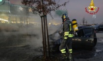 Fiat Punto in fiamme nel parcheggio dei magazzini Globo e Tecnomat ad Altavilla Vicentina