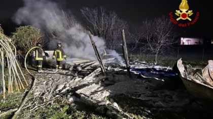 Incendio nella notte a Carrè: distrutti una baracca, una legnaia e una roulotte