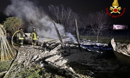 Incendio nella notte a Carrè: distrutti una baracca, una legnaia e una roulotte