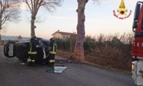 Lancia Ypsilon si schianta contro un platano e si ribalta di lato a bordo strada