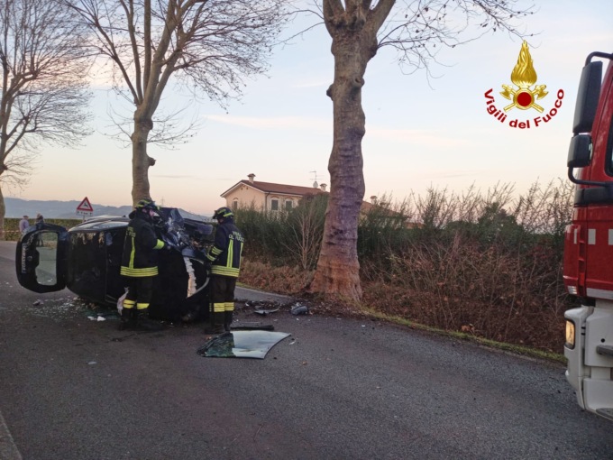 Lancia Ypsilon si schianta contro un platano e si ribalta di lato a bordo strada