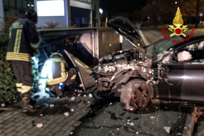 31enne perde il controllo dell’auto e si schianta contro una centralina del gas