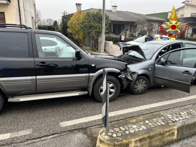 Frontale tra due auto a Nove: tre donne ferite