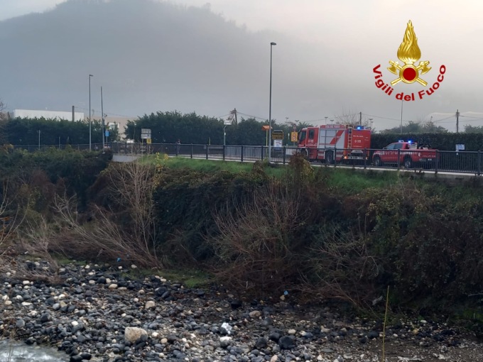 Arzignano, scivola lungo la ciclabile e finisce nel torrente Chiampo