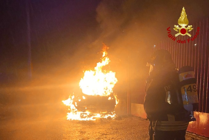 Incendio nella notte a Solagna: distrutta un’auto parcheggiata