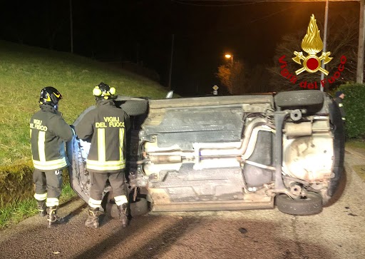 Volkswagen Polo si rovescia su un lato nella notte a Valdagno, ferito l’automobilista