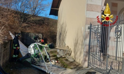 Non riesce a prendere quota dopo il decollo, ultraleggero si schianta contro il cimitero di Asiago