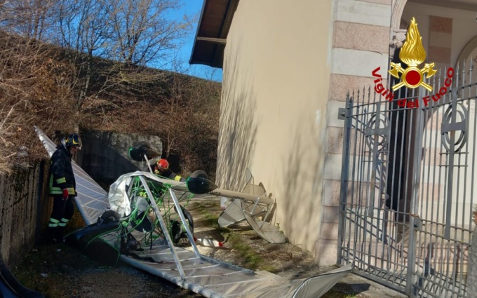 Non riesce a prendere quota dopo il decollo, ultraleggero si schianta contro il cimitero di Asiago