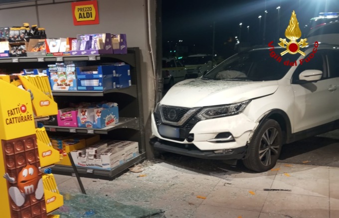 Perde il controllo dell’auto, finendo per sfondare la vetrata del supermercato: nessun ferito