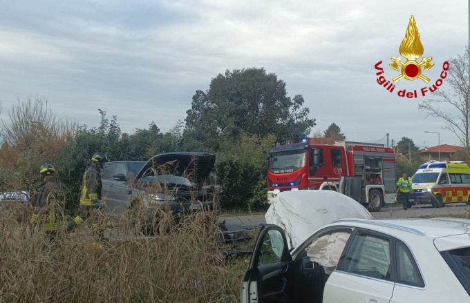 Golf, Audi A3 e Range Rover si scontrano a Tezze sul Brenta: ferite due automobiliste