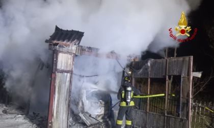 Incendio a Tezze sul Brenta, a fuoco una baracca in lamiera: distrutta una Lancia Musa al suo interno