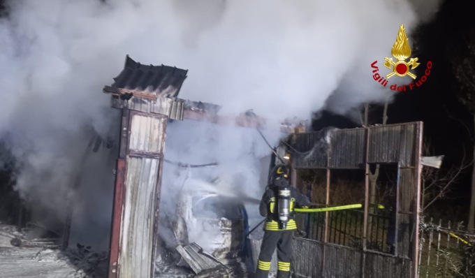Incendio a Tezze sul Brenta, a fuoco una baracca in lamiera: distrutta una Lancia Musa al suo interno
