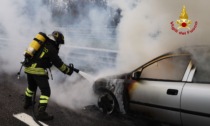 Accosta in una piazzola di sosta sull'A4 perché l'auto non va, poco dopo l'Opel Astra va in fiamme