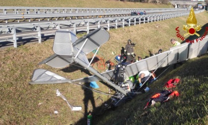 Ultraleggero precipita dopo il decollo e si schianta nel canale di scolo dell'A31, pilota ferito grave