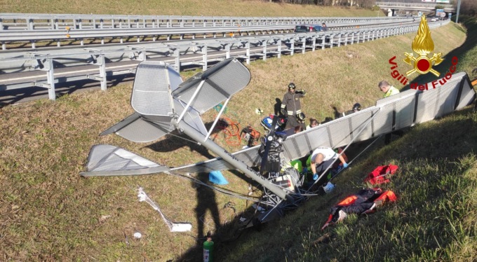 Ultraleggero precipita dopo il decollo e si schianta nel canale di scolo dell’A31, pilota ferito grave
