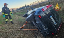 Perde il controllo dell'auto e si ribalta in un canale di scolo: ferito un 71enne