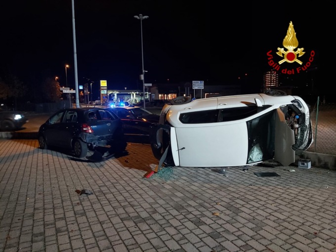 Perde il controllo dell’auto che finisce rovesciata dopo averne danneggiata un’altra