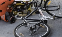 Investito da un'auto mentre va al lavoro in bici, morto operaio 57enne