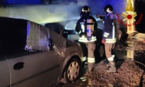 Auto a fuoco sotto le finestre di un condominio, edificio evacuato