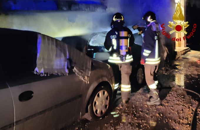 Auto a fuoco sotto le finestre di un condominio, edificio evacuato